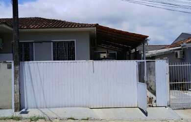 Imagem: A casa em condomínio possui 3 Dormitórios, 1 Banheiro, 2 Vagas