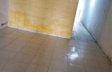 Imagem: A casa possui 2 Dormitórios, 1 Banheiro, 2 Vagas na garagem