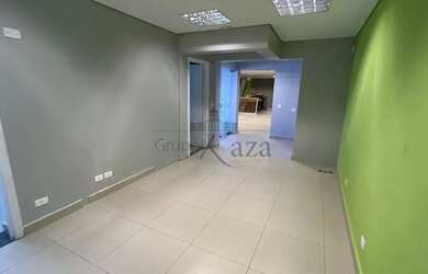 Imagem: O depósito possui 2 Vagas na garagem, 440m² de Área e está