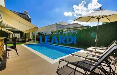 Imagem: A casa em condomínio possui 4 Dormitórios, 5 Banheiros, 3