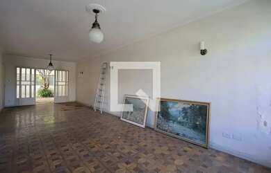 Imagem: A casa possui 3 Dormitórios, 3 Banheiros, 4 Vagas na garagem