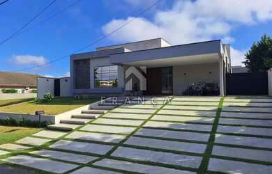 Imagem: A casa em condomínio possui 4 Dormitórios, 2 Banheiros, 4