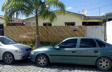 Imagem: A casa possui 4 Dormitórios, 3 Banheiros e 2 Vagas na garagem