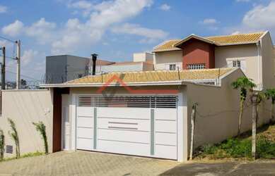 Imagem: A casa possui 3 Dormitórios, 2 Banheiros, 4 Vagas na garagem