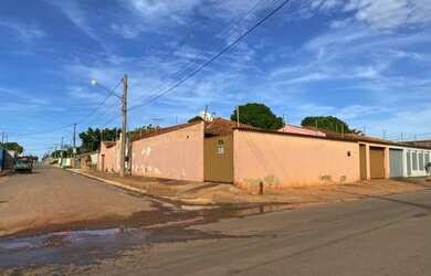 Imagem: A casa possui 3 Dormitórios, 2 Banheiros, 5 Vagas na garagem