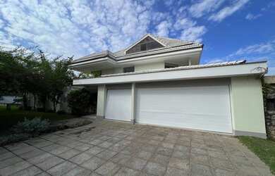 Imagem: A casa em condomínio possui 4 Dormitórios, 5 Banheiros, 5