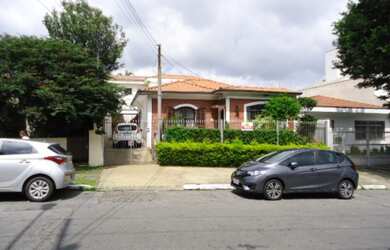 Imagem: A casa possui 3 Dormitórios, 2 Banheiros, 3 Vagas na garagem