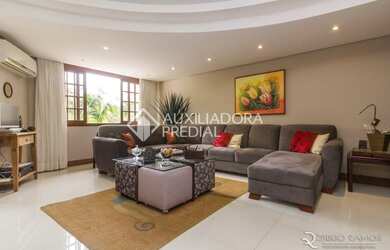 Imagem: A casa em condomínio possui 4 Dormitórios, 1 Banheiro, 4 Vagas