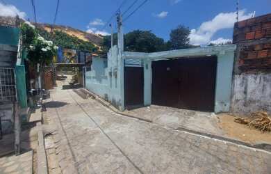 Imagem: A casa possui 3 Dormitórios, 1 Banheiro, 2 Vagas na garagem