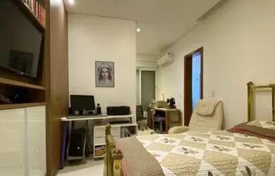 Imagem: A casa possui 4 Dormitórios, 5 Banheiros, 4 Vagas na garagem