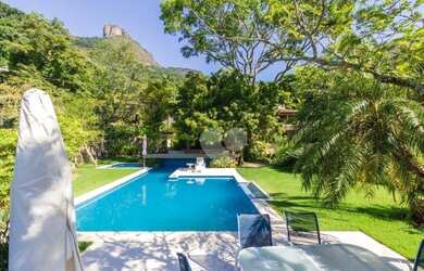 Imagem: A casa em condomínio possui 5 Dormitórios, 5 Banheiros, 5