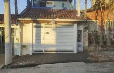 Imagem: A casa possui 4 Dormitórios, 2 Banheiros, 1 Vaga na garagem