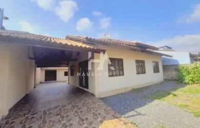 Imagem: A casa possui 3 Dormitórios, 2 Banheiros, 2 Vagas na garagem