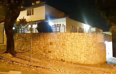 Imagem: A casa possui 4 Dormitórios, 4 Banheiros, 5 Vagas na garagem