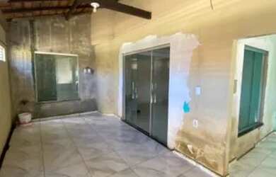 Imagem: A casa possui 3 Dormitórios, 2 Banheiros, 2 Vagas na garagem