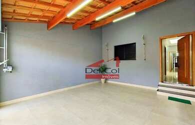 Imagem: A casa possui 3 Dormitórios, 2 Banheiros, 2 Vagas na garagem