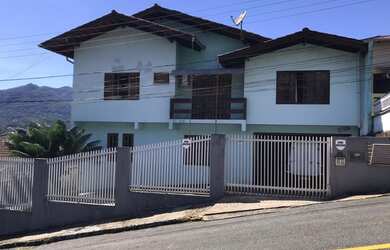 Imagem: A casa possui 5 Dormitórios, 3 Banheiros, 3 Vagas na garagem