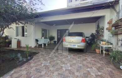 Imagem: A casa possui 2 Dormitórios, 2 Banheiros, 1 Vaga na garagem