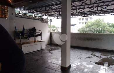 Imagem: A casa possui 4 Dormitórios, 2 Banheiros, 2 Vagas na garagem