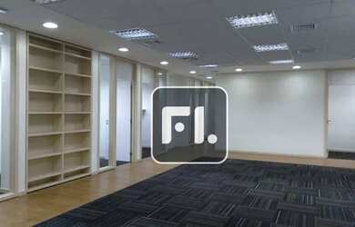 Imagem: O depósito possui 5 Vagas na garagem e 500m² de Área e está