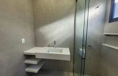 Imagem: A casa em condomínio possui 3 Dormitórios, 4 Banheiros, 4