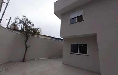 Imagem: A casa possui 3 Dormitórios, 3 Banheiros, 3 Vagas na garagem