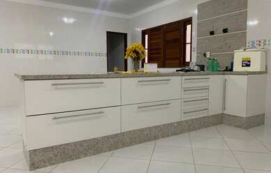 Imagem: A casa possui 4 Dormitórios, 3 Banheiros, 5 Vagas na garagem