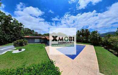 Imagem: A casa possui 4 Dormitórios, 4 Banheiros, 700m² de Área e