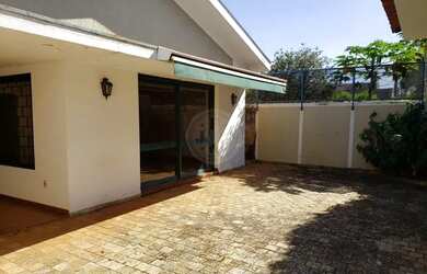 Imagem: A casa possui 4 Dormitórios, 5 Banheiros, 2 Vagas na garagem