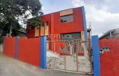 Imagem: O depósito possui 2 Vagas na garagem e 320m² de Área e está