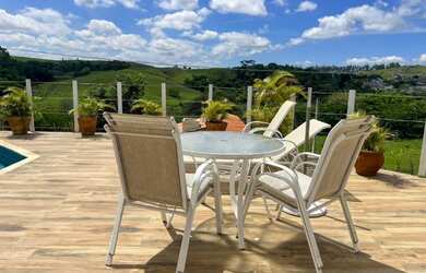 Imagem: A casa em condomínio possui 4 Dormitórios, 4 Banheiros, 5