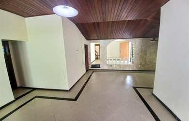 Imagem: A casa em condomínio possui 5 Dormitórios, 5 Banheiros, 260m²