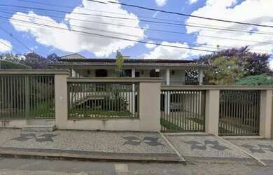 Imagem: A casa possui 4 Dormitórios, 3 Banheiros, 4 Vagas na garagem