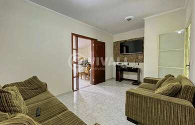 Imagem: A casa possui 2 Dormitórios, 1 Banheiro, 2 Vagas na garagem