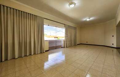 Imagem: A casa possui 4 Dormitórios, 3 Banheiros, 3 Vagas na garagem