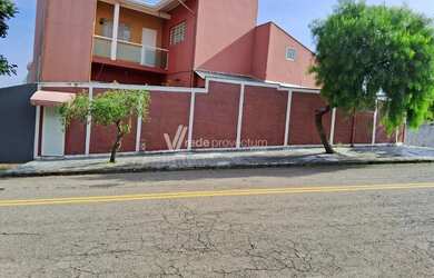 Imagem: A casa possui 5 Dormitórios, 5 Banheiros, 4 Vagas na garagem