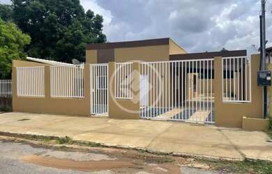 Imagem: A casa possui 3 Dormitórios, 2 Banheiros, 1 Vaga na garagem