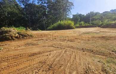 Imagem: O terreno possui 2115m² de Área e está localizado em Vale