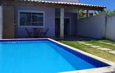 Imagem: A casa possui 4 Dormitórios, Acomodam 12 pessoas e 3 Vagas