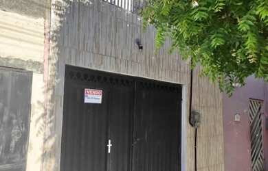 Imagem: A casa possui 3 Dormitórios, 2 Banheiros, 1 Vaga na garagem