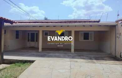 Imagem: A casa possui 3 Dormitórios, 2 Banheiros, 2 Vagas na garagem