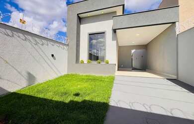 Imagem: A casa possui 3 Dormitórios, 2 Banheiros, 2 Vagas na garagem