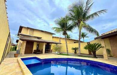 Imagem: A casa possui 4 Dormitórios, 4 Banheiros, 2 Vagas na garagem