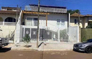 Imagem: A casa possui 4 Dormitórios, 5 Banheiros, 175m² de Área e
