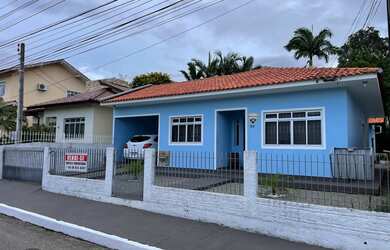 Imagem: A casa possui 3 Dormitórios, 3 Banheiros, 1 Vaga na garagem