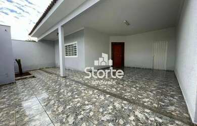 Imagem: A casa possui 3 Dormitórios, 3 Banheiros, 2 Vagas na garagem