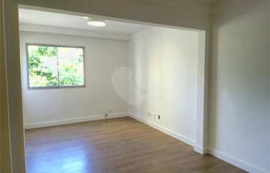 Imagem: O apartamento possui 3 Dormitórios, 1 Banheiro, 1 Vaga na garagem