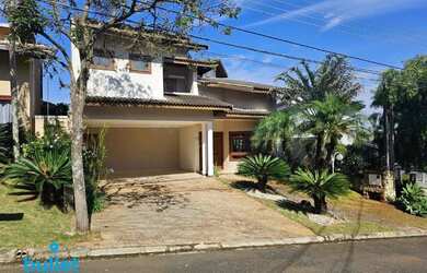 Imagem: A casa possui 4 Dormitórios, 5 Banheiros, 4 Vagas na garagem