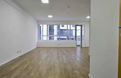 Imagem: O depósito possui 1 Vaga na garagem, 42m² de Área e está