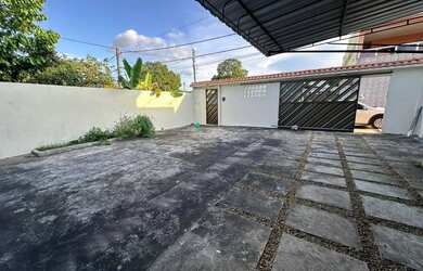 Imagem: A casa possui 3 Dormitórios, 2 Banheiros, 2 Vagas na garagem